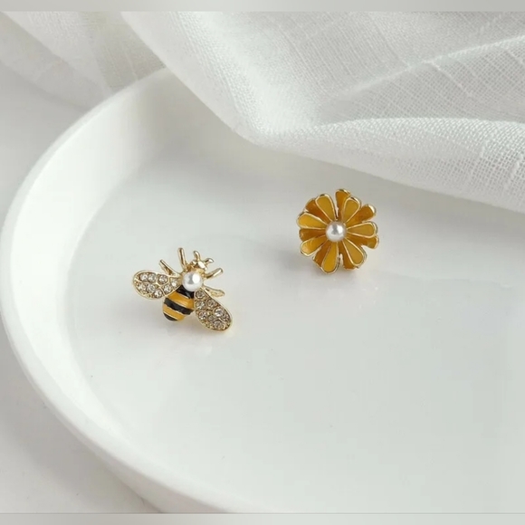 🌼 🐝 Bee Daisy Flower Crystal Pearl Stud Earrings - Picture 2 of 4